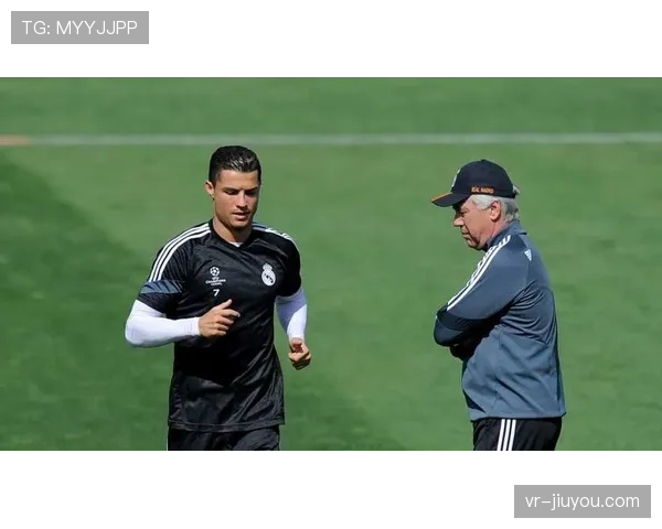 镜头捕捉：尤文主帅阿莱格里因抗议判罚吃到黄牌。